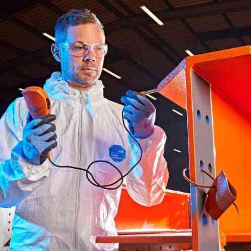 Защита рабочих на окрасочных линиях с костюмами Dupont Tyvek